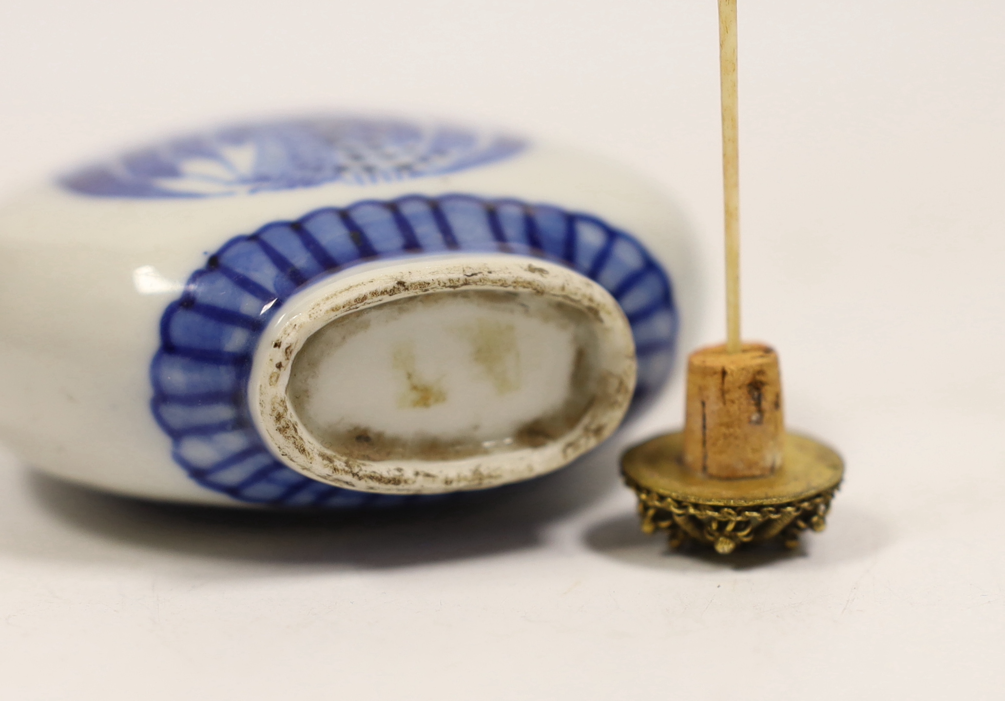 A late 19th century Chinese blue and white snuff bottle, 9cm